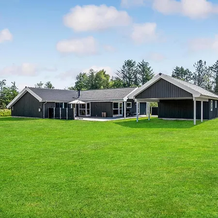 Сasa de vacaciones Beach Front Home In Jerup With Sauna