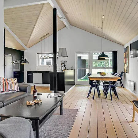 Сasa de vacaciones Beach Front Home In Jerup With Sauna