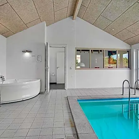 Front In With Sauna *